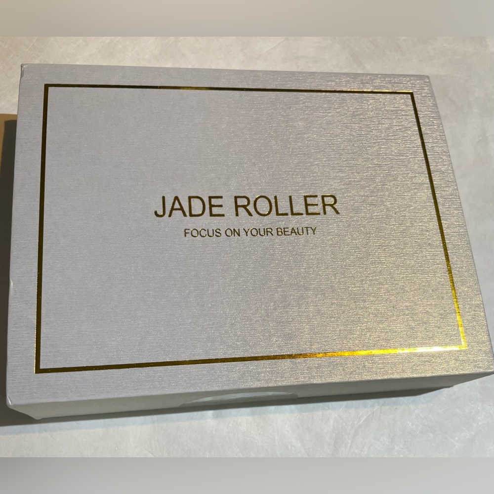 JADE ROLLER Focus on your beauty green box set, brand new unopened, stock photo